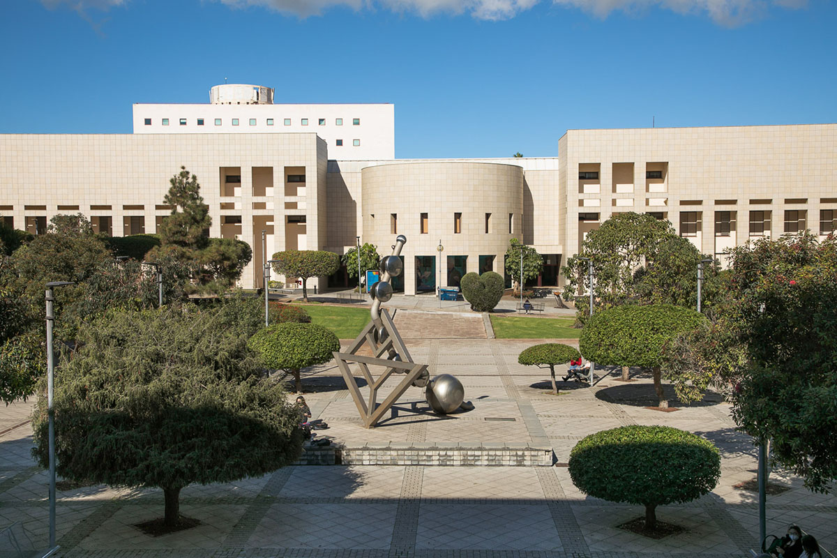 Campus Guajara, Universidad de La Laguna — vista exterior con escultura y arbolado